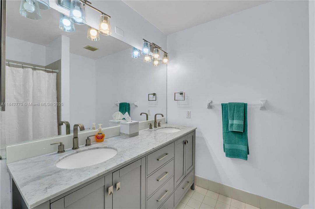 En Venta: $729,900 (4 camas, 3 baños, 2474 Pies cuadrados)