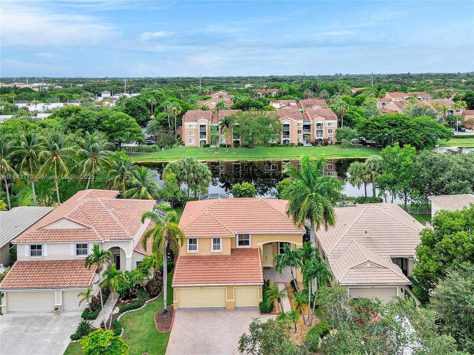 En Venta: $729,900 (4 camas, 3 baños, 2474 Pies cuadrados)