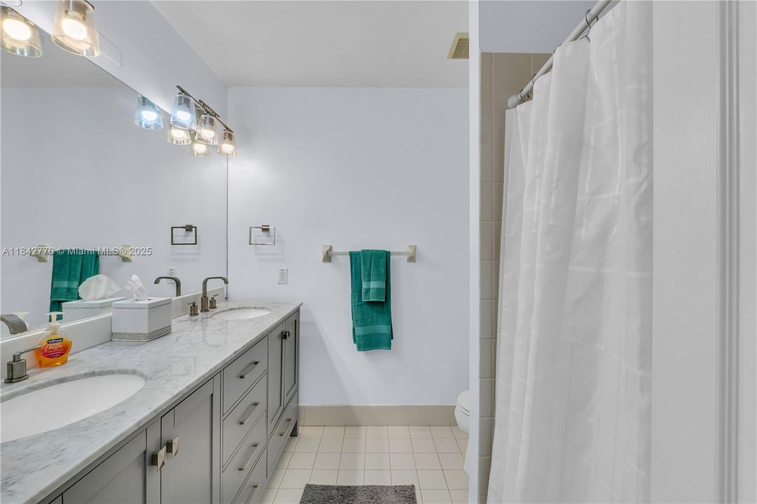 En Venta: $729,900 (4 camas, 3 baños, 2474 Pies cuadrados)