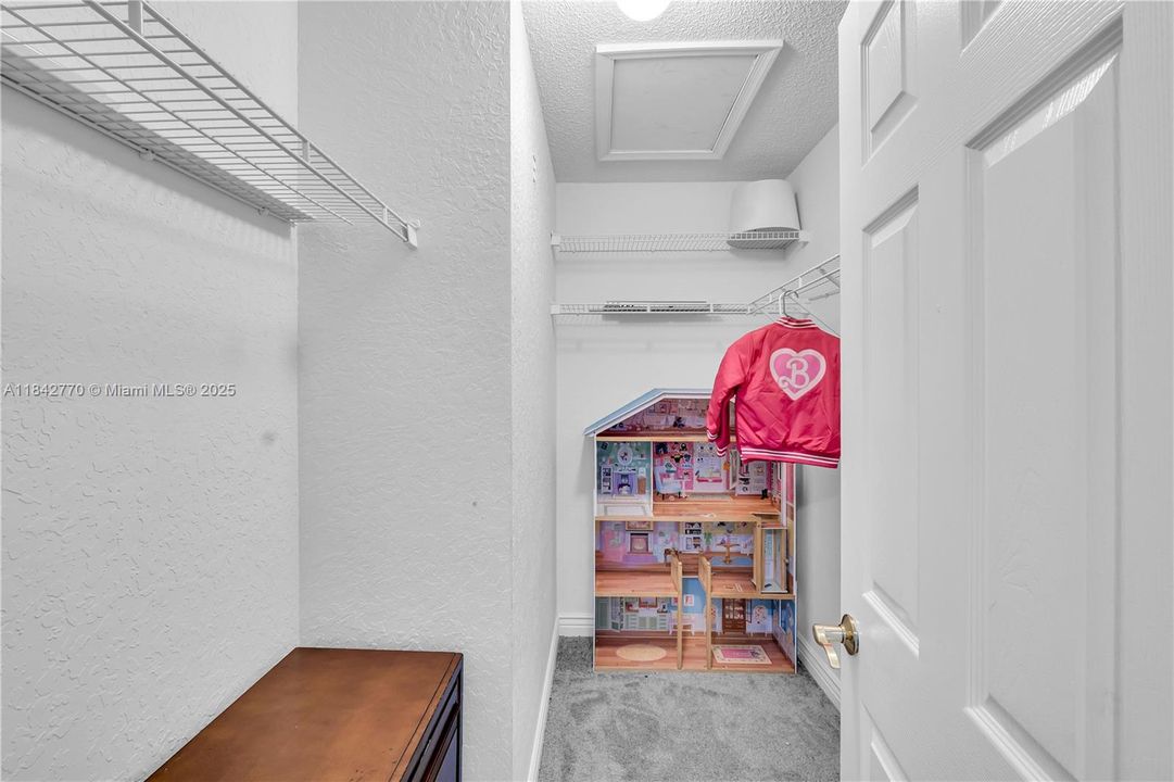 En Venta: $729,900 (4 camas, 3 baños, 2474 Pies cuadrados)