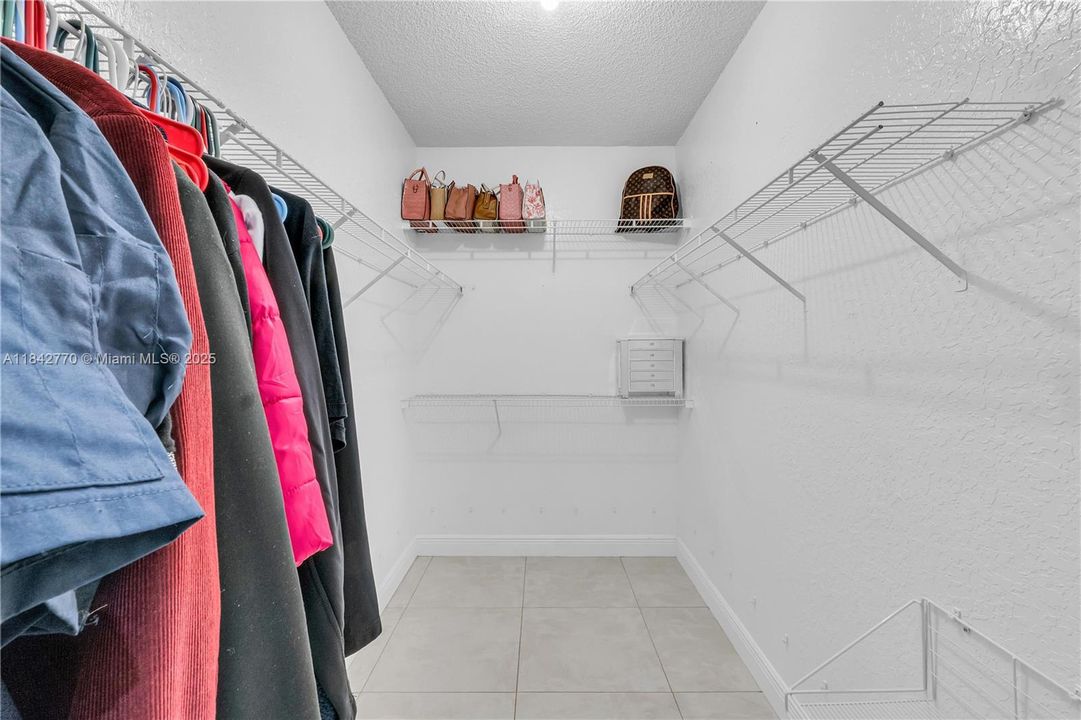 En Venta: $729,900 (4 camas, 3 baños, 2474 Pies cuadrados)