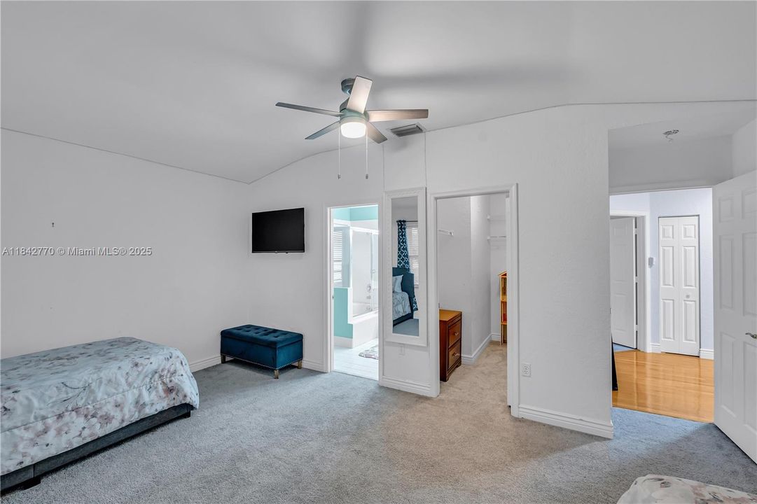 En Venta: $729,900 (4 camas, 3 baños, 2474 Pies cuadrados)