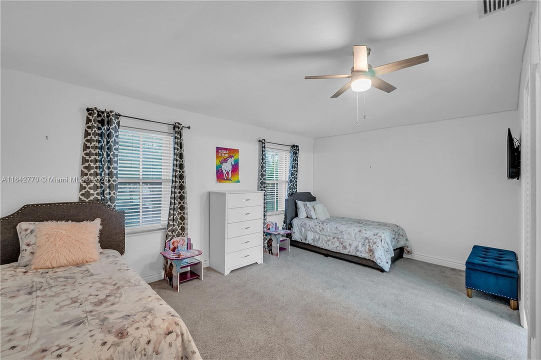 En Venta: $729,900 (4 camas, 3 baños, 2474 Pies cuadrados)