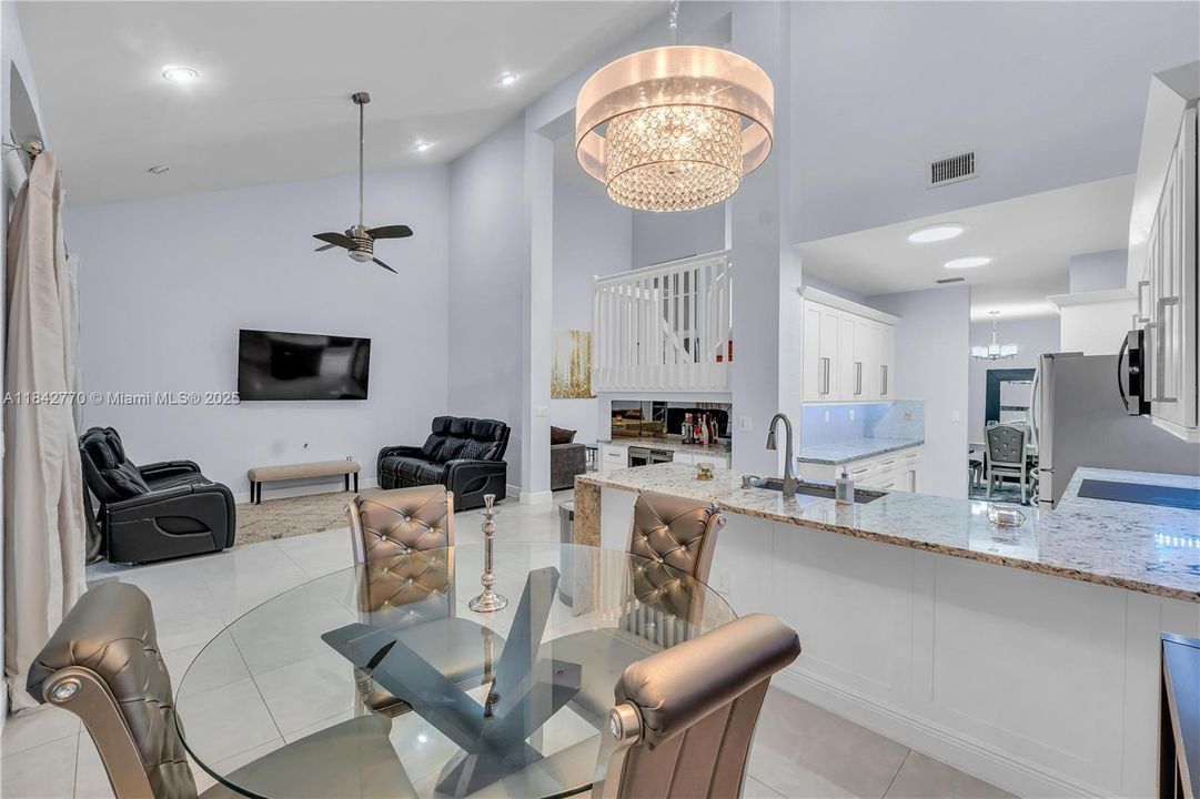 En Venta: $729,900 (4 camas, 3 baños, 2474 Pies cuadrados)