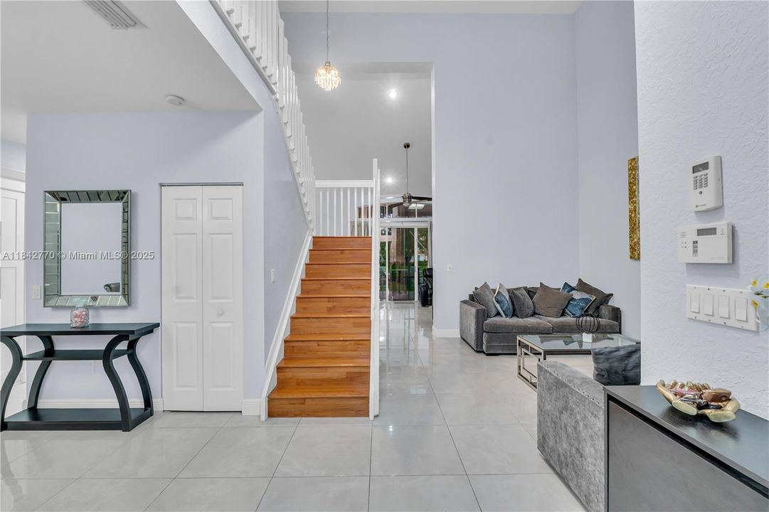 En Venta: $729,900 (4 camas, 3 baños, 2474 Pies cuadrados)