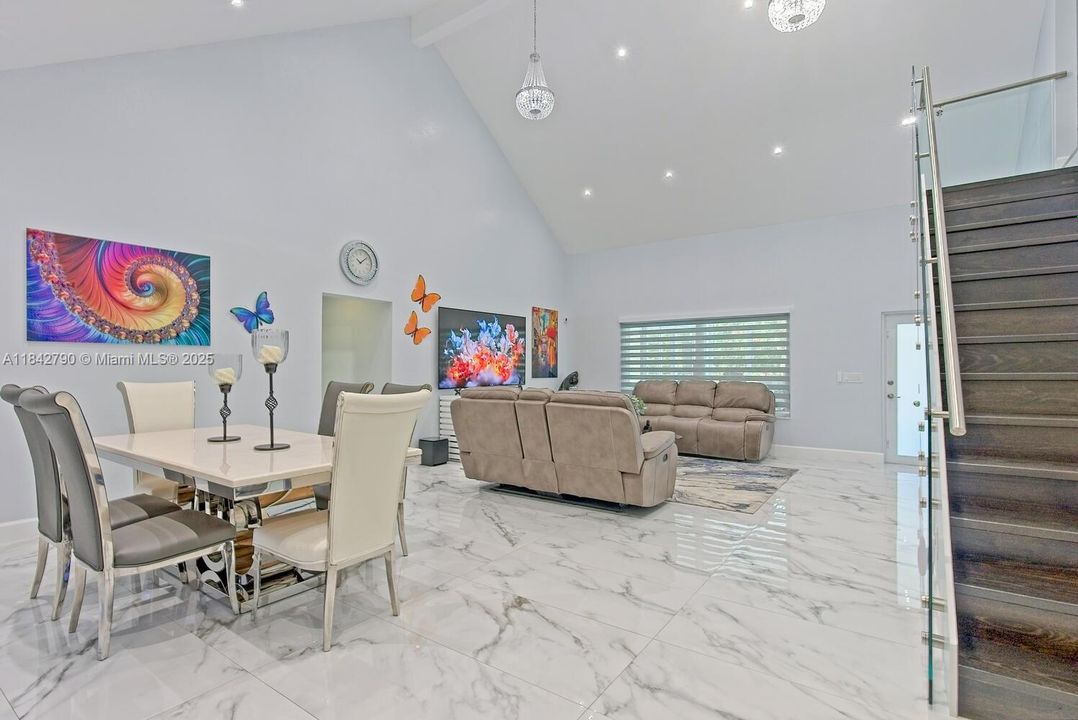 最近售出: $4,550,000 (7 贝兹, 4 浴室, 3079 平方英尺)