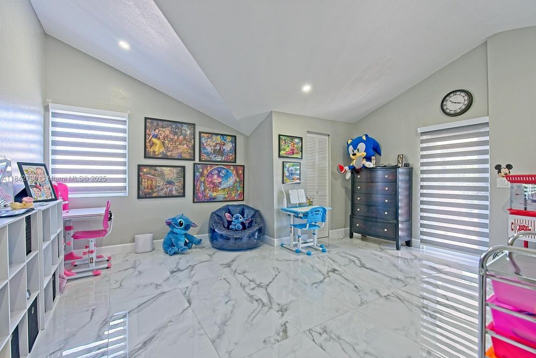 最近售出: $4,550,000 (7 贝兹, 4 浴室, 3079 平方英尺)