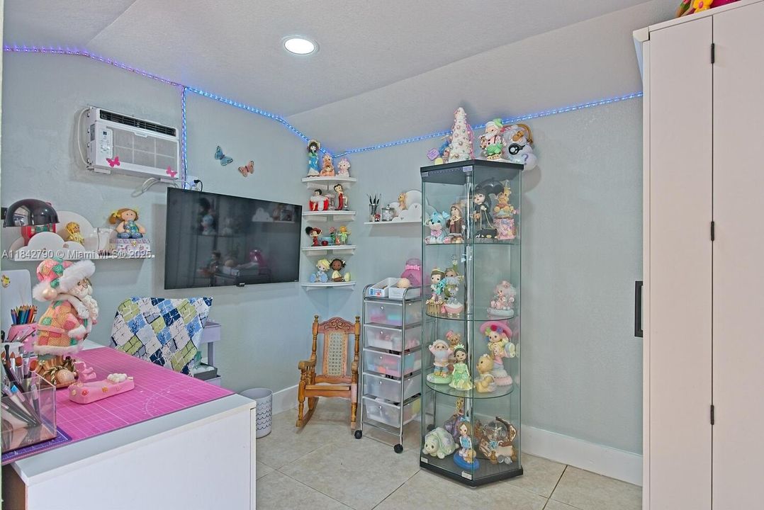 最近售出: $4,550,000 (7 贝兹, 4 浴室, 3079 平方英尺)