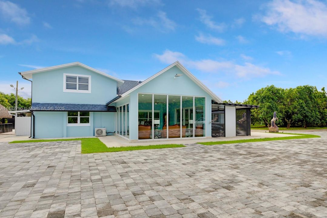 最近售出: $4,550,000 (7 贝兹, 4 浴室, 3079 平方英尺)