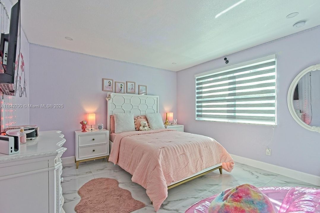 最近售出: $4,550,000 (7 贝兹, 4 浴室, 3079 平方英尺)