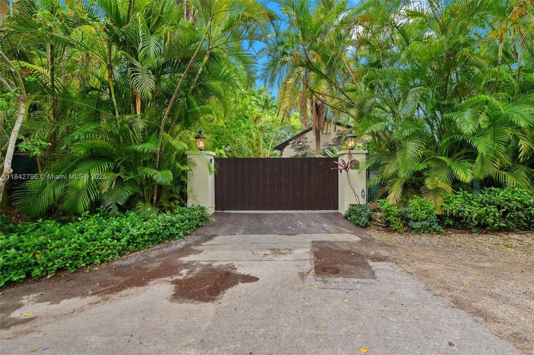 Active With Contract: $1,175,000 (4 beds, 3 baths, 2636 Square Feet)