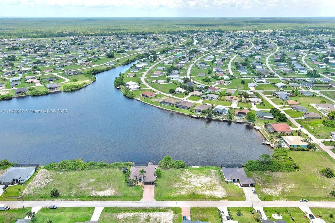 На продажу: $105,000 (0.23 acres)