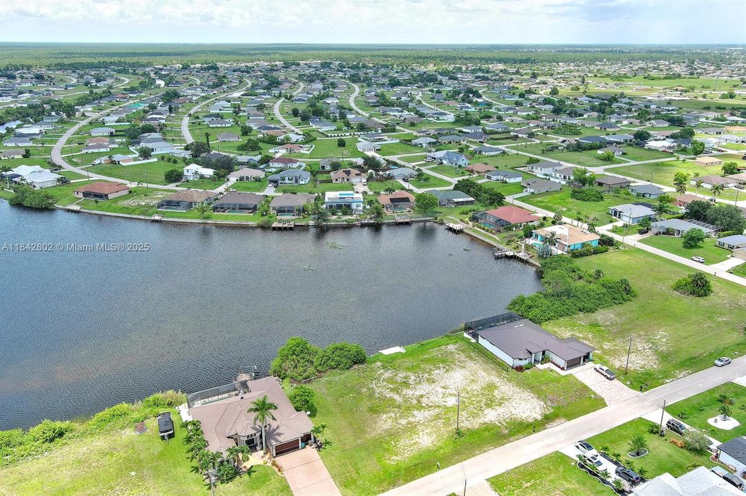 На продажу: $105,000 (0.23 acres)