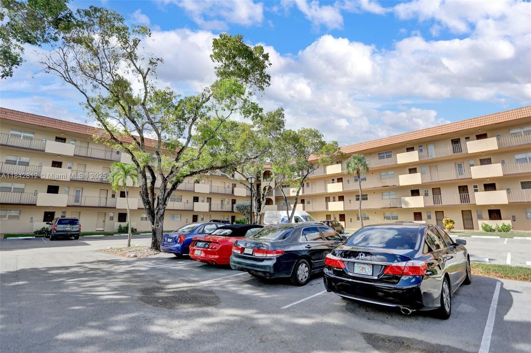 Active With Contract: $94,900 (1 beds, 1 baths, 870 Square Feet)