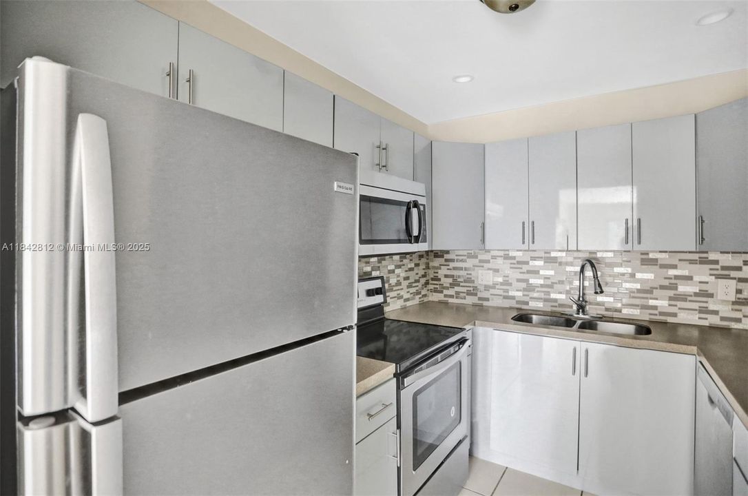 Active With Contract: $94,900 (1 beds, 1 baths, 870 Square Feet)