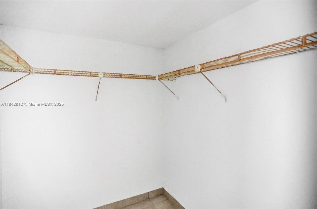 Active With Contract: $94,900 (1 beds, 1 baths, 870 Square Feet)