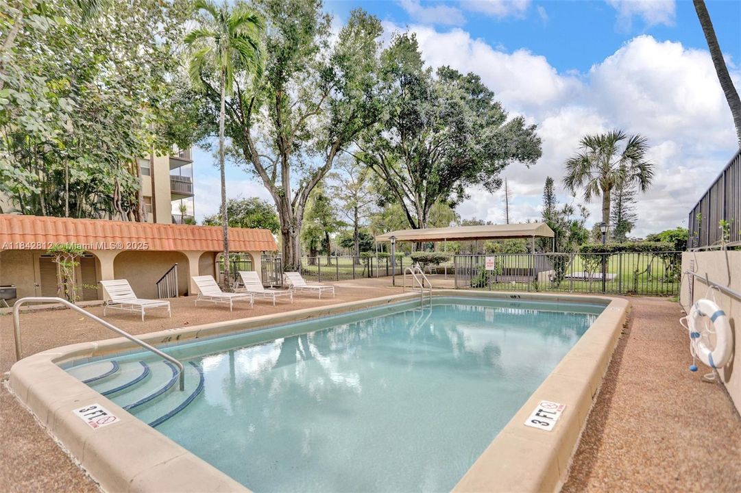 Active With Contract: $94,900 (1 beds, 1 baths, 870 Square Feet)