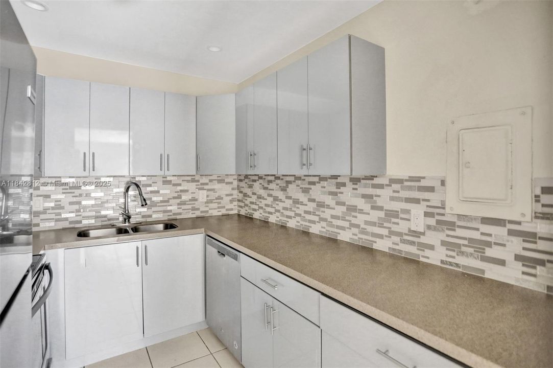 Active With Contract: $94,900 (1 beds, 1 baths, 870 Square Feet)