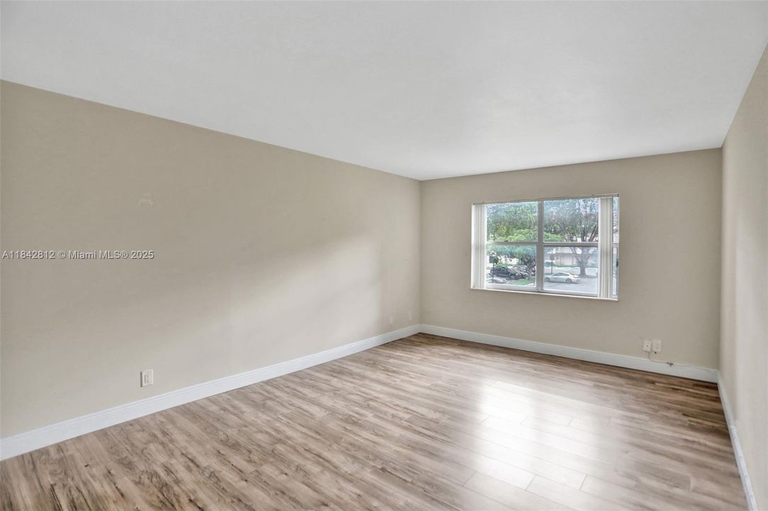 Active With Contract: $94,900 (1 beds, 1 baths, 870 Square Feet)