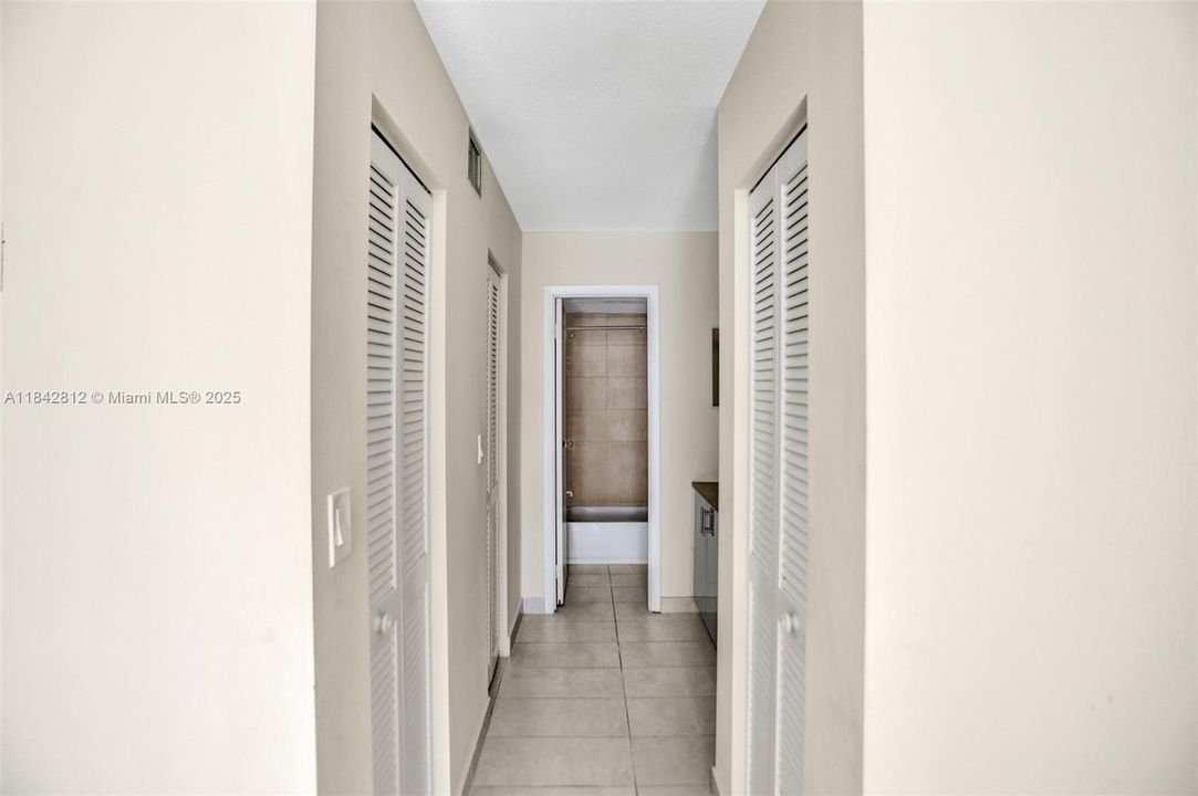 Active With Contract: $94,900 (1 beds, 1 baths, 870 Square Feet)