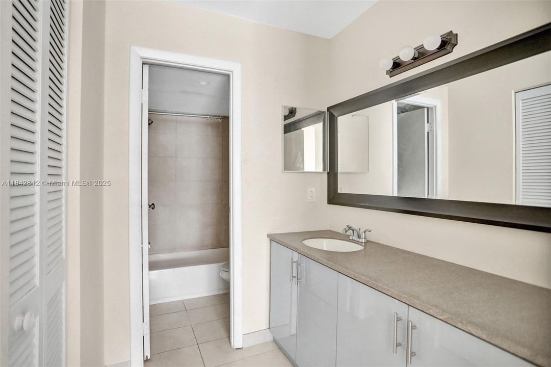 Active With Contract: $94,900 (1 beds, 1 baths, 870 Square Feet)
