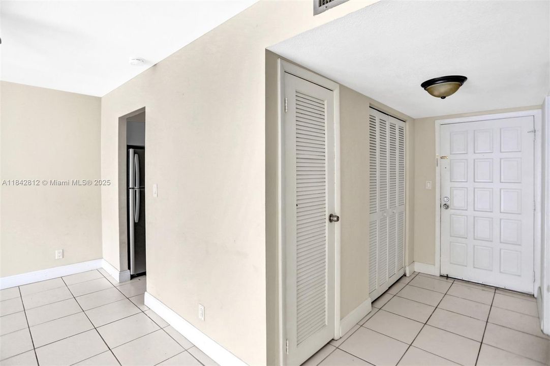 Active With Contract: $94,900 (1 beds, 1 baths, 870 Square Feet)