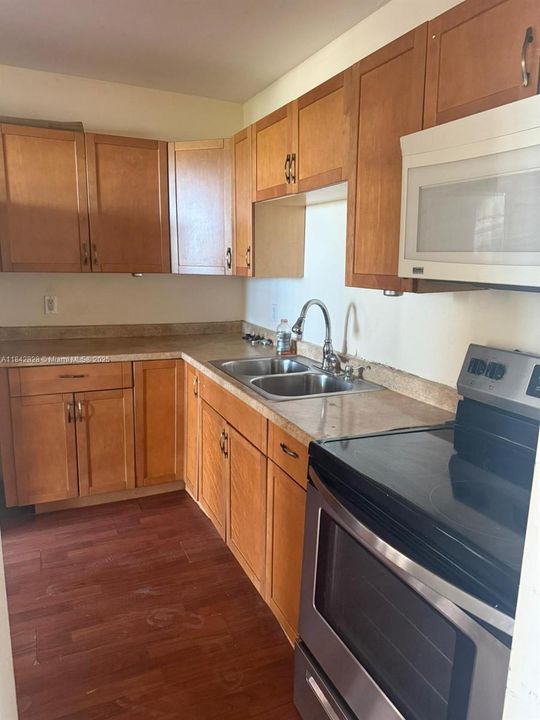 待售: $165,000 (1 贝兹, 1 浴室, 790 平方英尺)