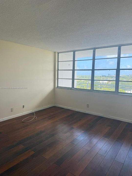 待售: $165,000 (1 贝兹, 1 浴室, 790 平方英尺)