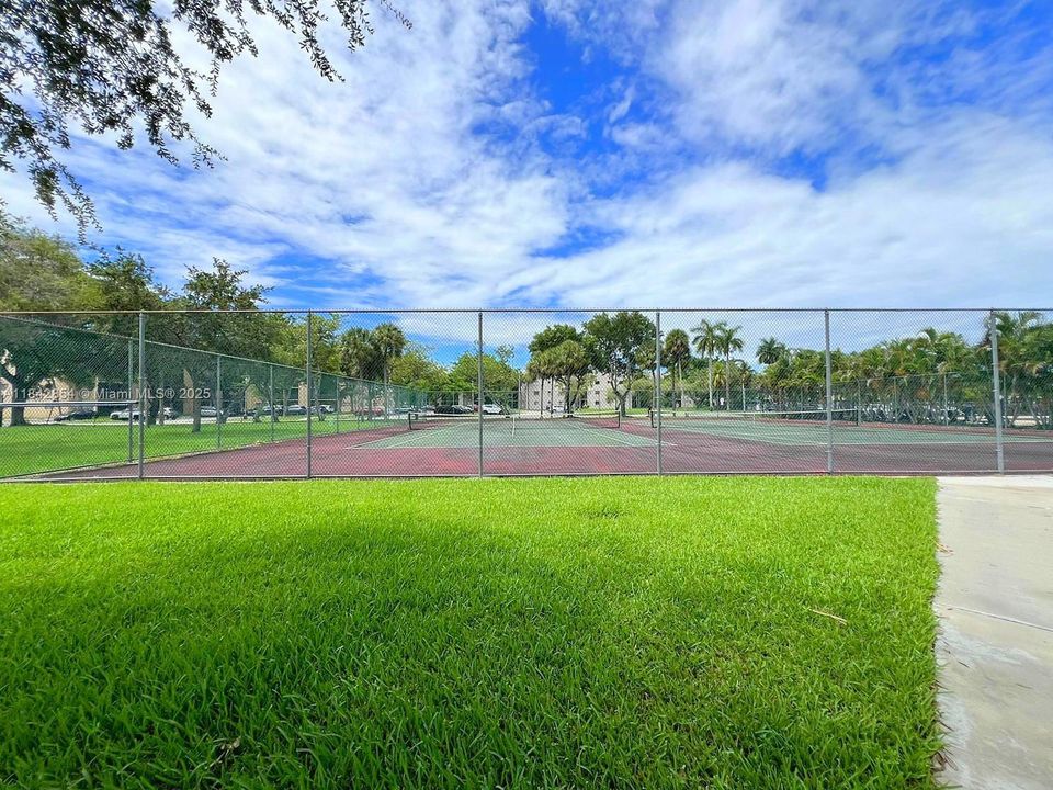 Activo con contrato: $240,000 (3 camas, 2 baños, 1040 Pies cuadrados)