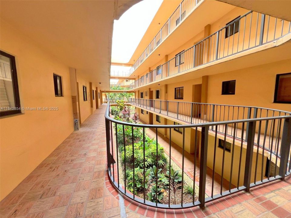 Activo con contrato: $240,000 (3 camas, 2 baños, 1040 Pies cuadrados)