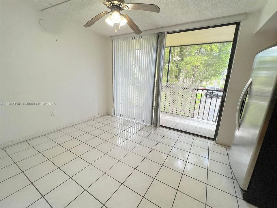 Activo con contrato: $240,000 (3 camas, 2 baños, 1040 Pies cuadrados)