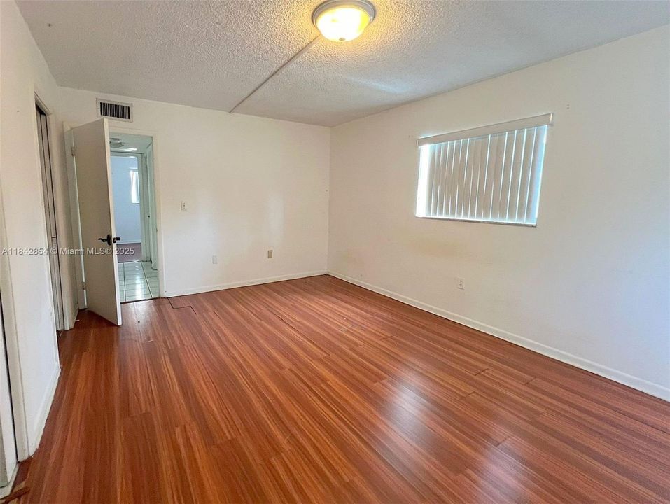 Activo con contrato: $240,000 (3 camas, 2 baños, 1040 Pies cuadrados)