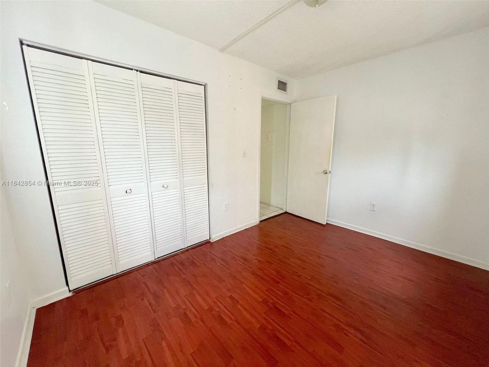 Activo con contrato: $240,000 (3 camas, 2 baños, 1040 Pies cuadrados)