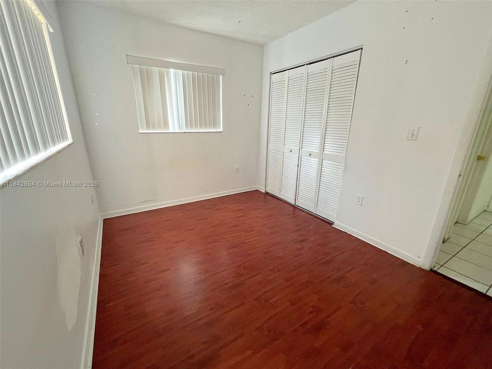 Activo con contrato: $240,000 (3 camas, 2 baños, 1040 Pies cuadrados)