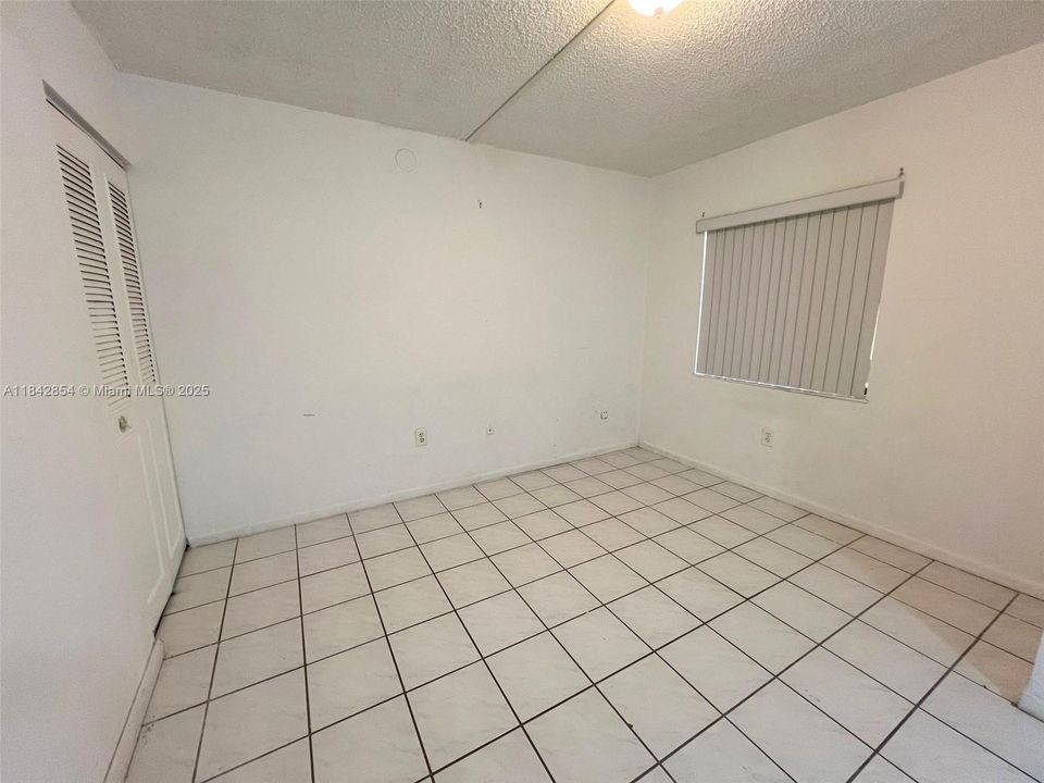 Activo con contrato: $240,000 (3 camas, 2 baños, 1040 Pies cuadrados)