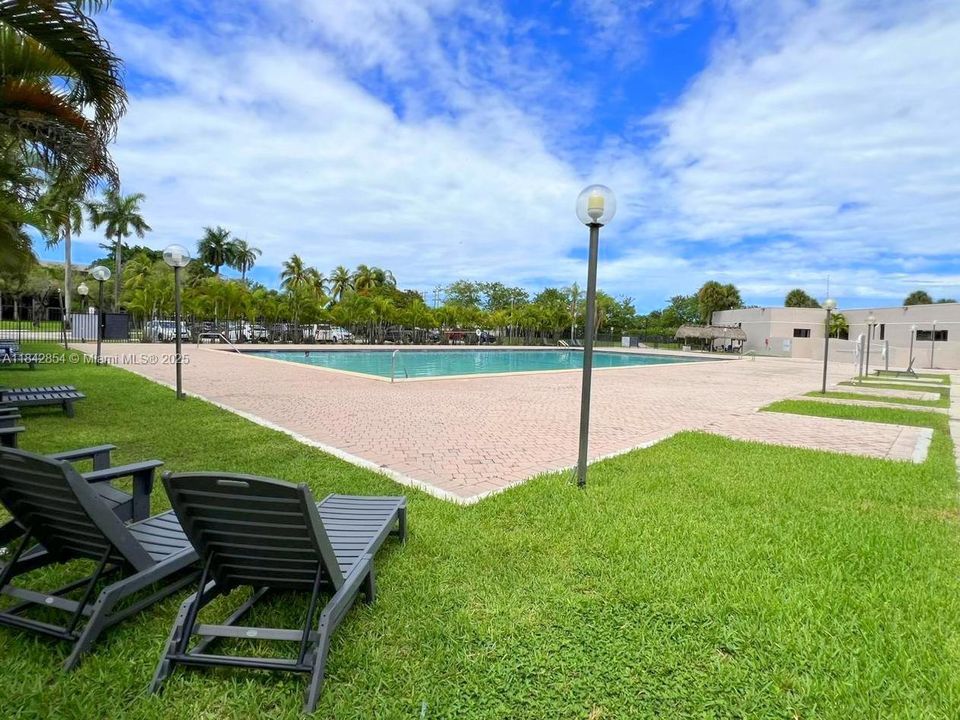 Activo con contrato: $240,000 (3 camas, 2 baños, 1040 Pies cuadrados)