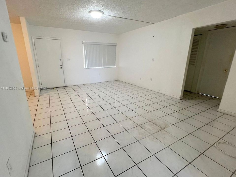 Activo con contrato: $240,000 (3 camas, 2 baños, 1040 Pies cuadrados)