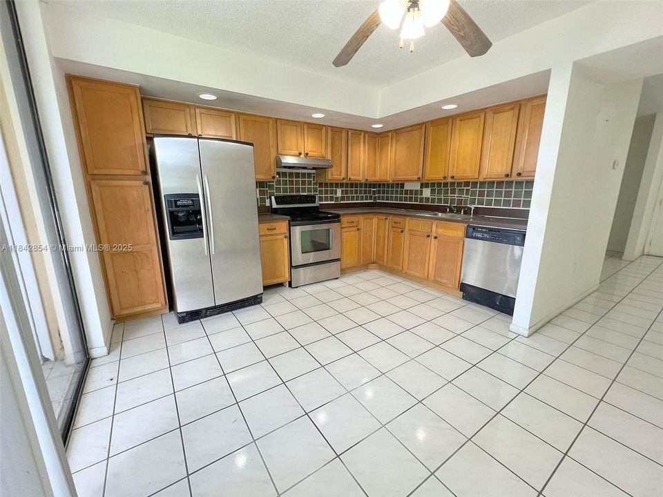 Activo con contrato: $240,000 (3 camas, 2 baños, 1040 Pies cuadrados)