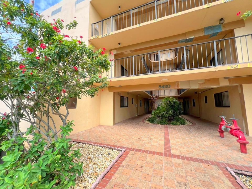 Activo con contrato: $240,000 (3 camas, 2 baños, 1040 Pies cuadrados)