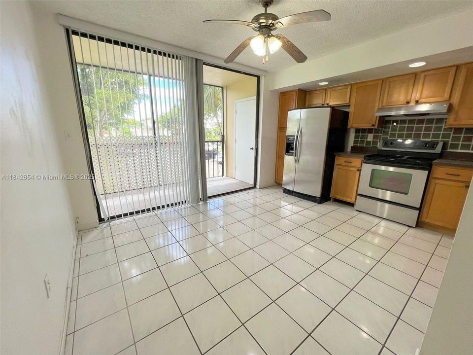 Activo con contrato: $240,000 (3 camas, 2 baños, 1040 Pies cuadrados)