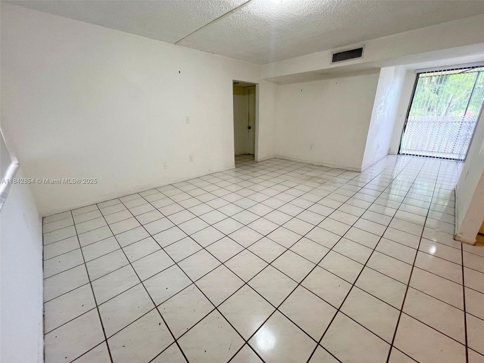 Activo con contrato: $240,000 (3 camas, 2 baños, 1040 Pies cuadrados)