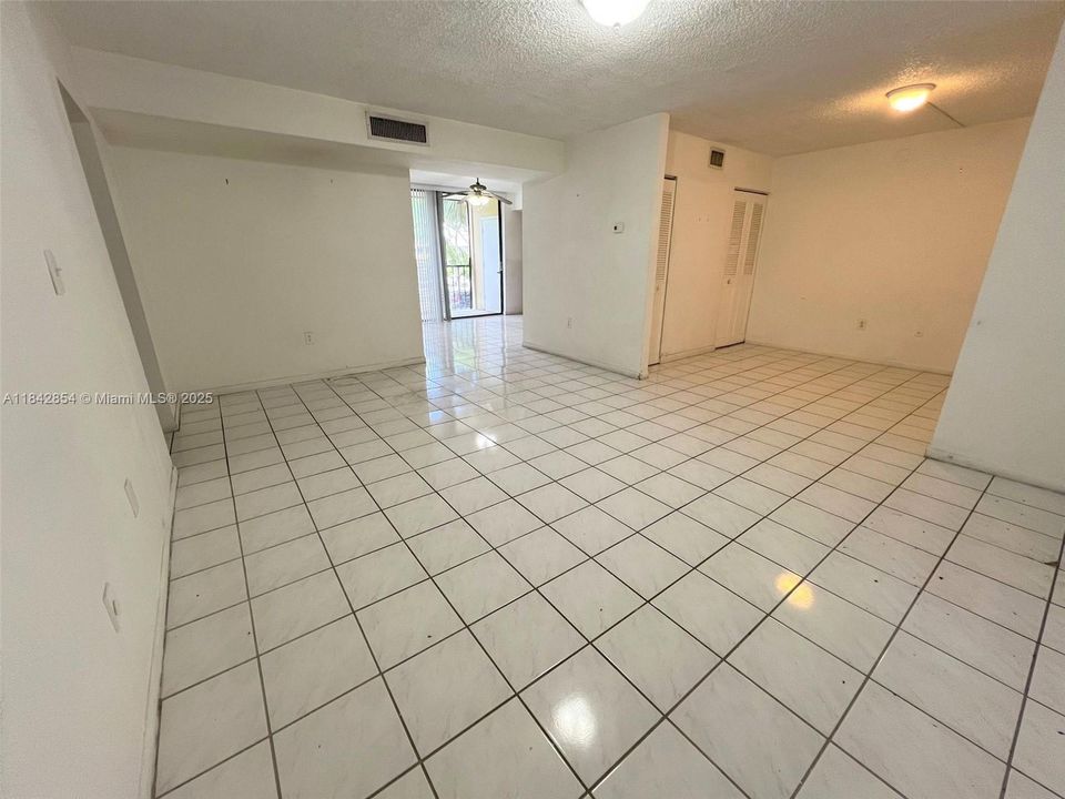 Activo con contrato: $240,000 (3 camas, 2 baños, 1040 Pies cuadrados)