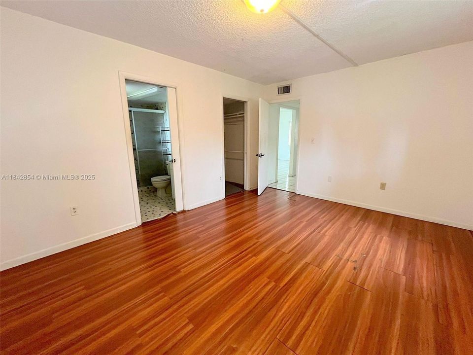 Activo con contrato: $240,000 (3 camas, 2 baños, 1040 Pies cuadrados)