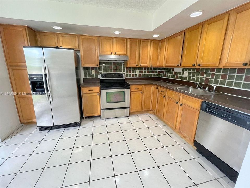 Activo con contrato: $240,000 (3 camas, 2 baños, 1040 Pies cuadrados)