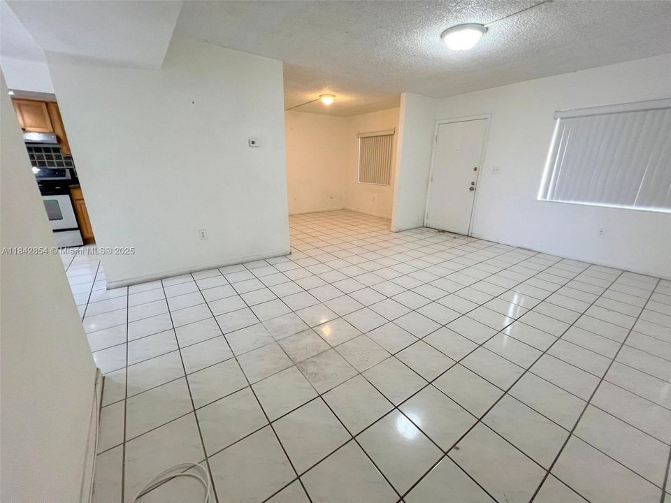 Activo con contrato: $240,000 (3 camas, 2 baños, 1040 Pies cuadrados)