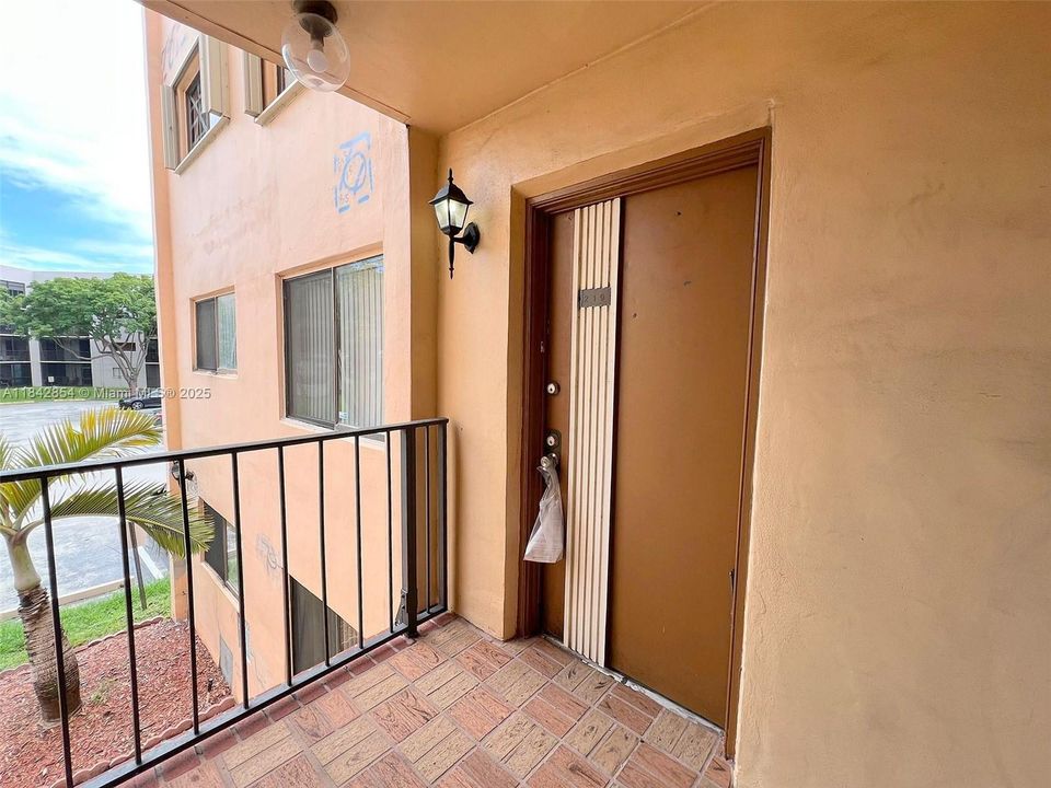 Activo con contrato: $240,000 (3 camas, 2 baños, 1040 Pies cuadrados)