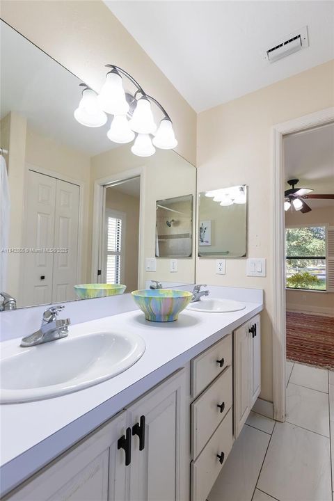 Double sinks in Master bathroom