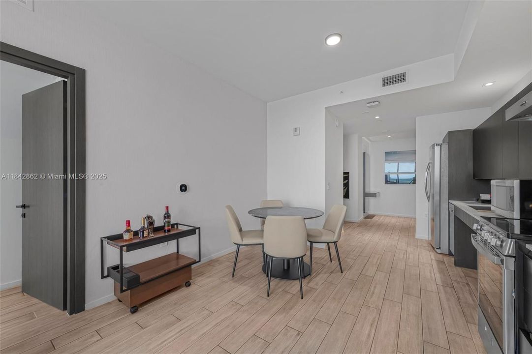 На продажу: $1,449,000 (2 спален, 2 ванн, 825 Квадратных фут)