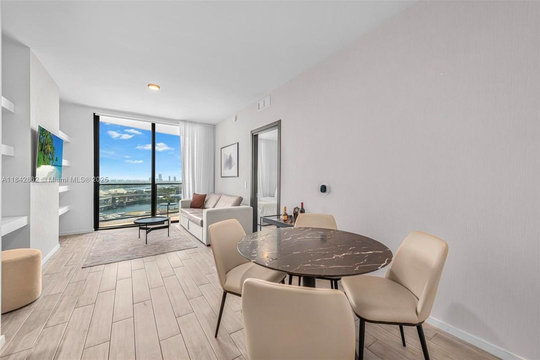 На продажу: $1,449,000 (2 спален, 2 ванн, 825 Квадратных фут)