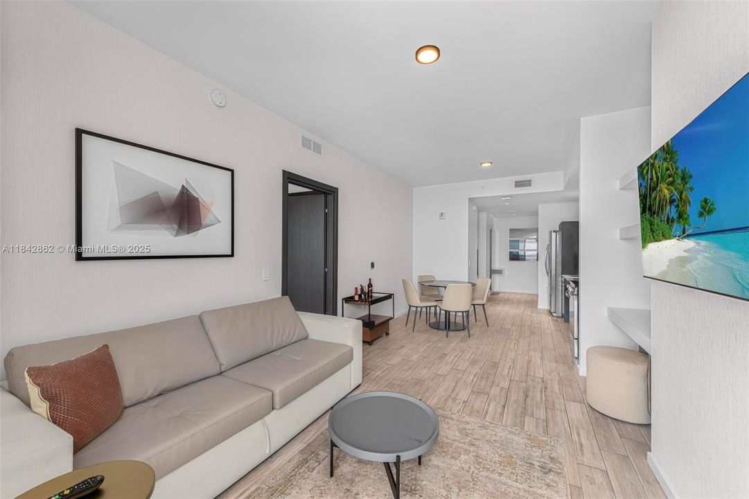 На продажу: $1,449,000 (2 спален, 2 ванн, 825 Квадратных фут)